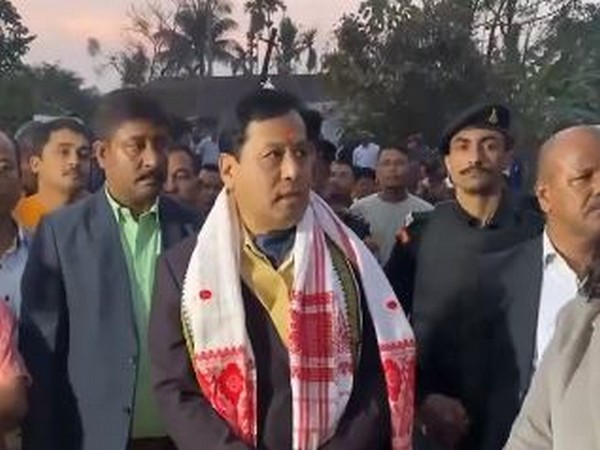Gaon Chalo Abhiyan: Union Minister Sonowal visits Dirai Tea Estate, spends night at Maaj Line