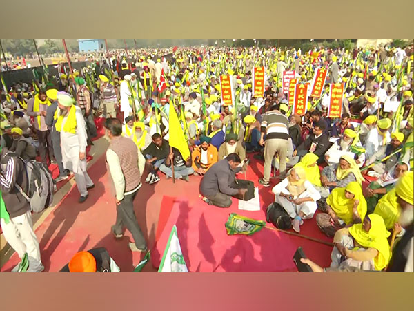 New Delhi: Farmers gather at Ramleela Maidan; to hold 'Kisan Mazdoor Mahapanchayat' today