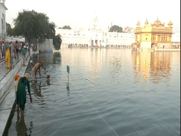 Devotees take holy dip in Golden Temple 'Sarovar' on Baisakhi