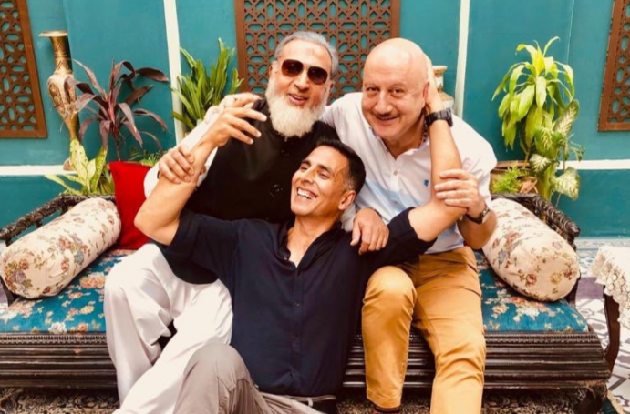 Akshay Kumar shares adorable picture with his B-town "friends"