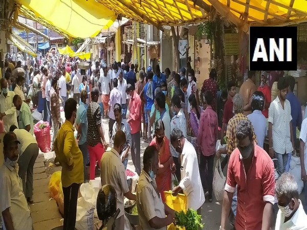 Large crowd gathers at flower market in Coimbatore amid lockdown