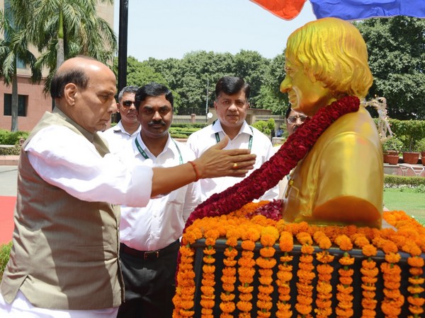 Rajnath instructs DRDO to focus on projects of national importance