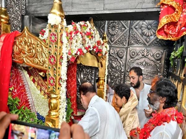 Hemant Soren Offers Prayers at Maa Vindhyavasini Temple Amidst Legal Troubling