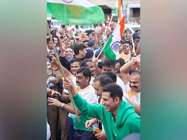 Akshay Kumar, Devendra Fadnavis flag off police personnel car, bike rally in Mumbai
