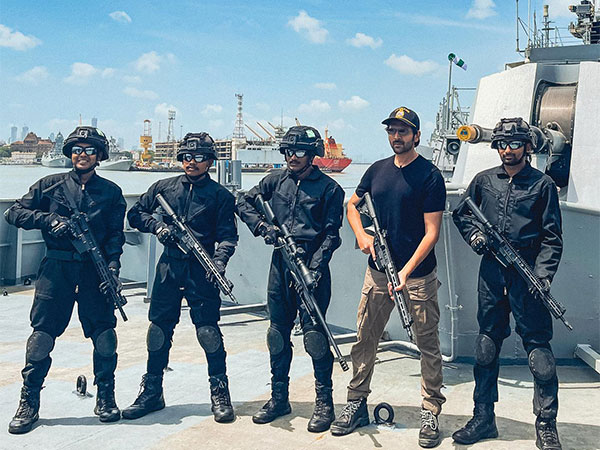  Kartik Aaryan spends a day with Indian Navy officers, see pictures 