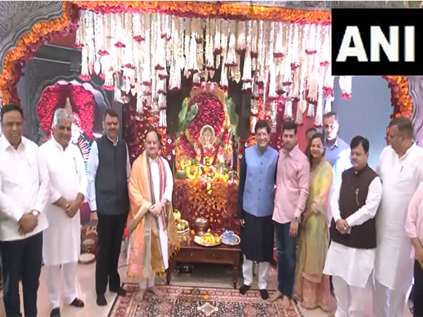 Prominent BJP Leaders Join Maharashtra's Spectacular Ganesh Utsav