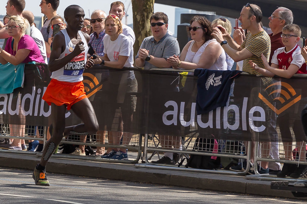 Athletics-Kipchoge to make return at April's London Marathon