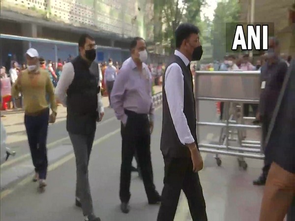 Delhi: Mansukh Mandaviya arrives at AIIMS to meet former PM Manmohan Singh 