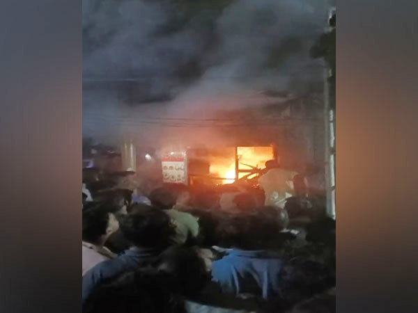 Jharkhand: 3 dead, several injured after fire breaks out in Dhanbad market 