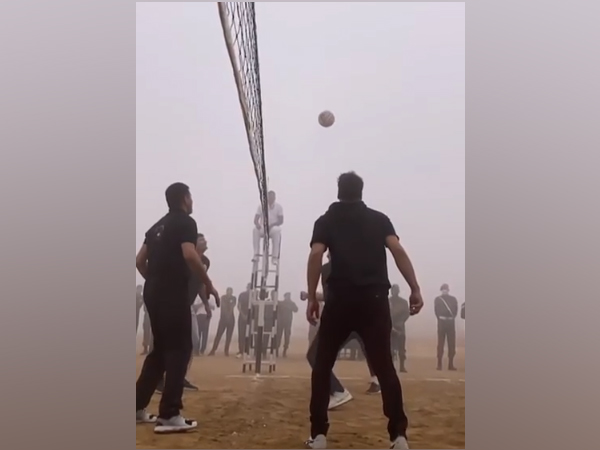 Akshay Kumar enjoys game of volleyball with 'bravehearts' on Army Day