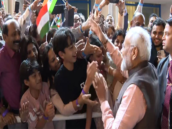 Indian diaspora gives warm welcome to PM Modi in Doha 