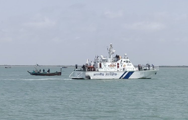 Indian Coast Guard apprehends Pak boat with 30 kgs of heroin off Jakhau