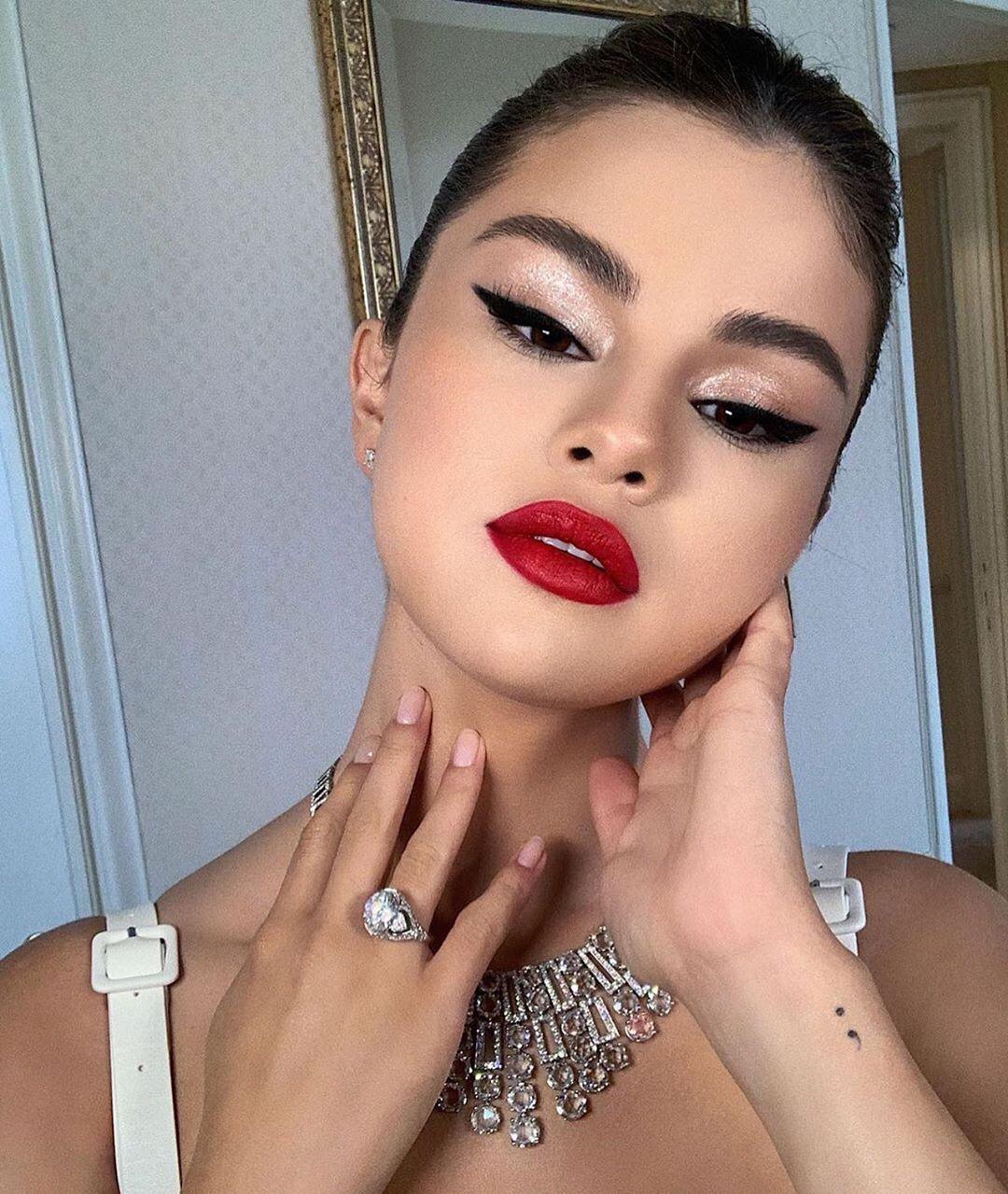 Selena Gomez likes to keep it off social media, here's why!