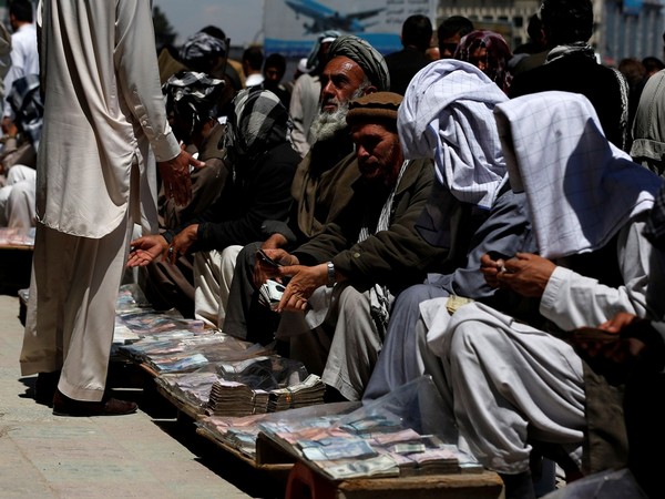 Afghan money changers go on strike amid problems in obtaining licences