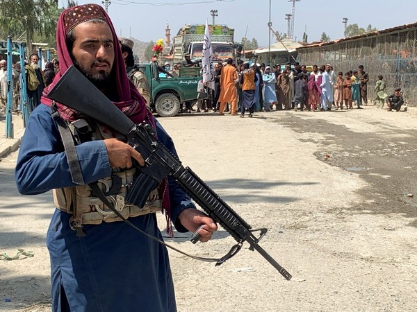 Afghanistan: Taliban forces beat up journalist