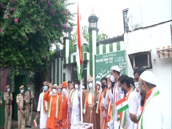 Leaders of different religions hoist national flag together 
