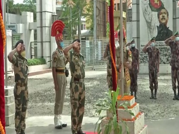 BSF hoists national flag at Petrapole, Border Guard Bangladesh attends event  