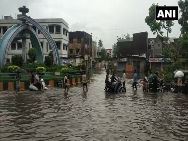 Rescue workers pull out bus from waterlogged Surat street 
