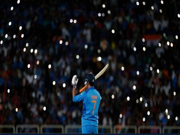 Dhoni leaves cricketing world overwhelmed with emotions
