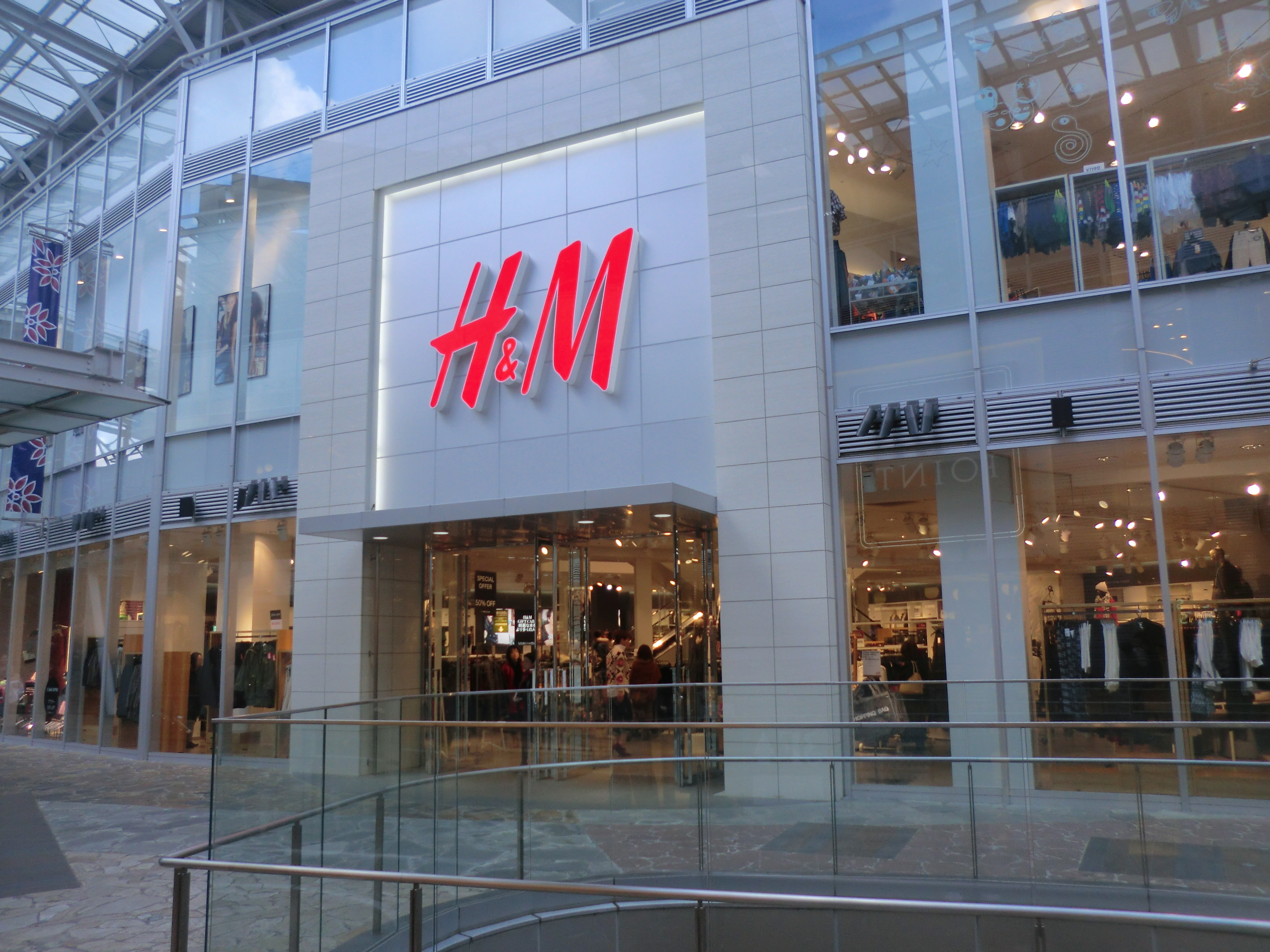 Fashion retailer H&M surprises with Q1 profit but March sales disappoint