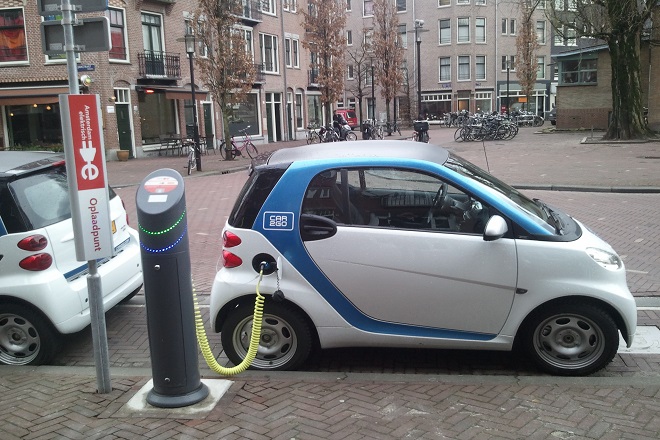 Government signs agreement with EESL for deployment of Electric Vehicles 