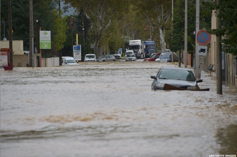 UPDATE 1-At least 6 people killed in flashfloods in southern France, waters rising