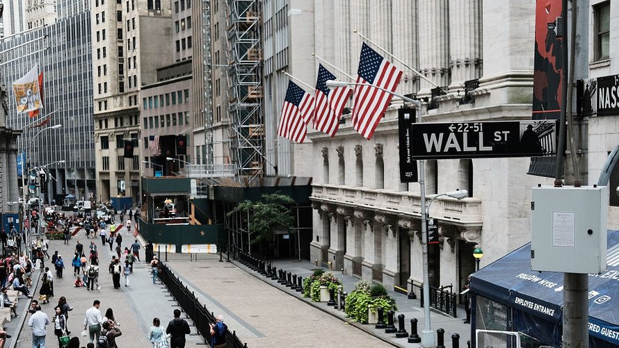 US STOCKS: Wall Street slightly higher on strong earnings from major U.S. companies