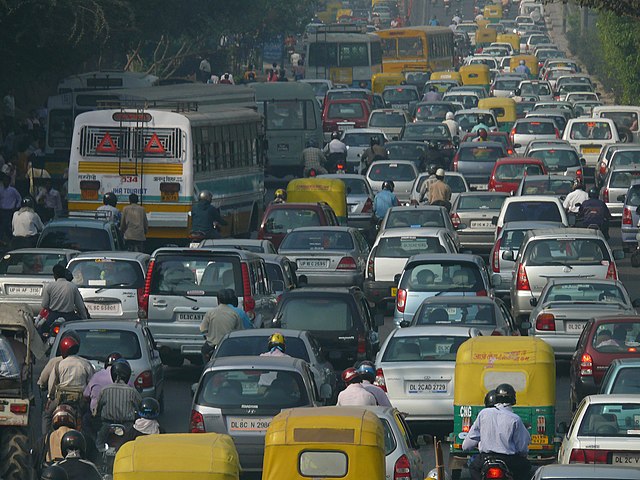 Goa CM asks escort vehicle personnel to help clear traffic jam