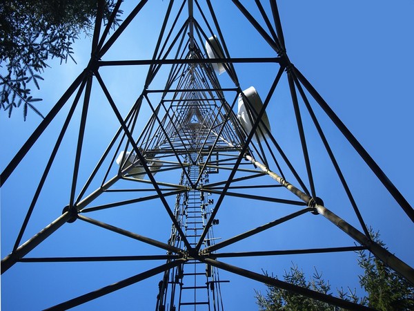 SPECIAL REPORT-Drug cartel ‘narco-antennas’ make life dangerous for Mexico’s cell tower repairmen