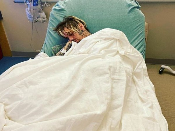 Singer Aaron Carter in hospital, Mom shares photo