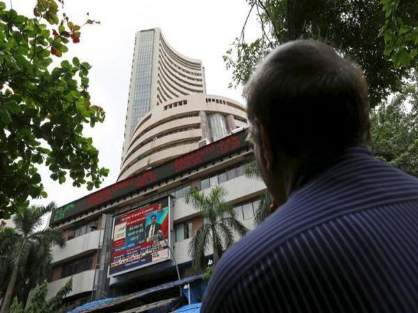 Sensex, Nifty tumble on losses in RIL, ICICI