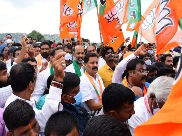 Telangana: BJP, TRS workers clash after Bandi Sanjay's visit at paddy procurement centre in Nalgonda 