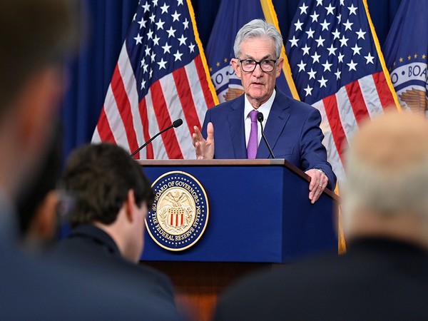 Powell: Rate Cuts on Hold as US Economy Stays Strong