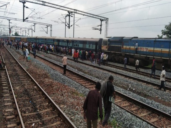 3 people, including teen girl, run over by train near Nagpur