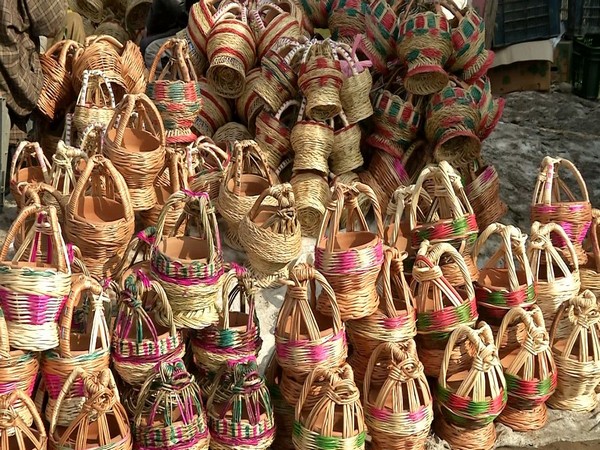 'Kangri' sales go up as cold grips Kashmir valley