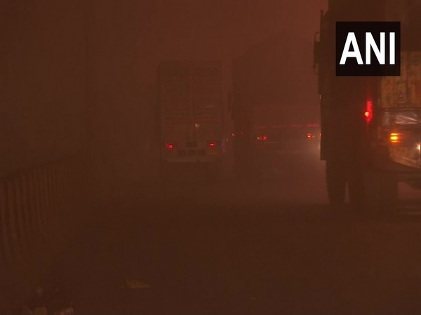 Dense fog envelops Delhi, dip in visibility
