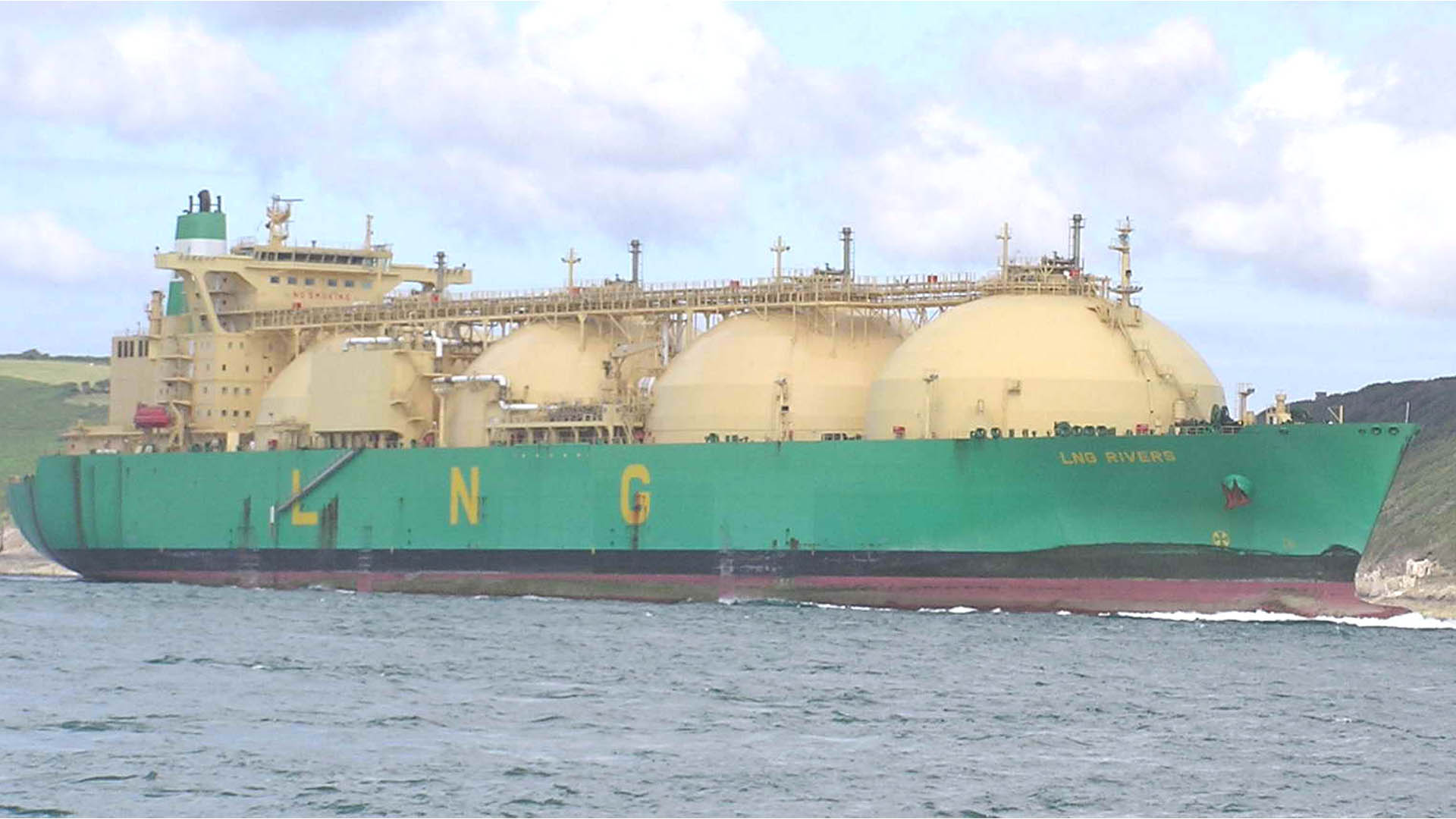 Tankers carrying Qatari LNG resume course amid Red Sea tension -data