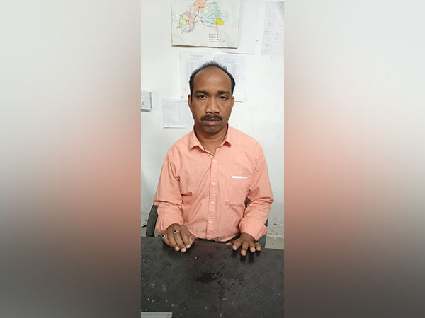 Odisha: Revenue inspector caught red-handed while taking bribe from farmer