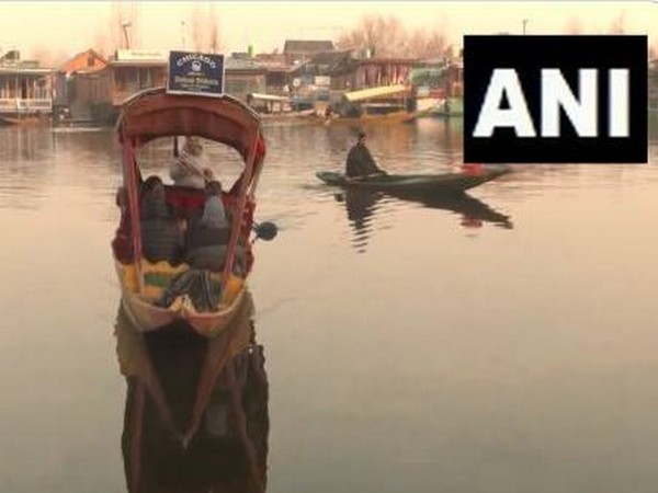 J-K: Icy cold grips Srinagar as tourists enjoy Shikara rides on Dal Lake 