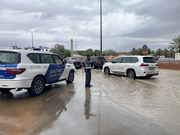 Heavy rains lash UAE, authorites issue 'unsettled weather' warning