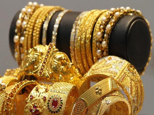 Gold futures gain Rs 9 to Rs 54,060/10 gm