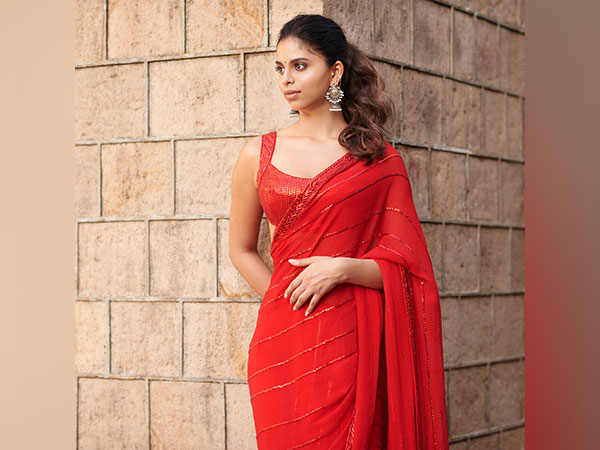 Suhana Khan aces 'Desi' avatar in red saree, see pic