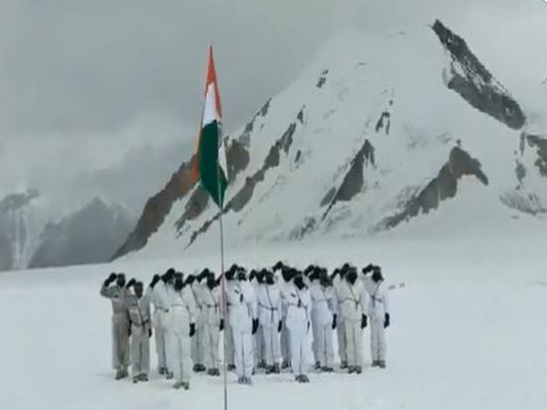 Indian Army hoist Tricolour at world's highest battlefield at Siachen ...