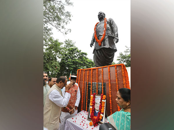 MP CM Chouhan pays tribute to former PM Atal Bihari Vajpayee in Bhopal