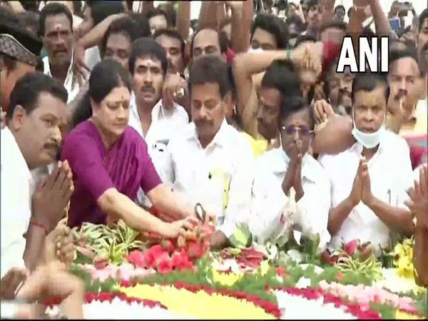 Chennai: Sasikala pays floral tribute to Jayalalithaa at her memorial