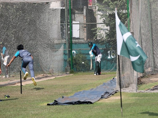 Bangladesh cricket fans not impressed as Pakistan players carry national flag to training ground