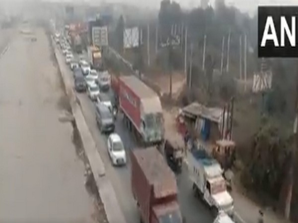 Delhi Traffic Police bars parking, halting vehicles on Tughlak Road, Safdarjung Road on Mar 26