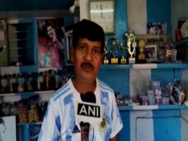 West Bengal: Tea seller paints house, shop in Argentina's flag colour