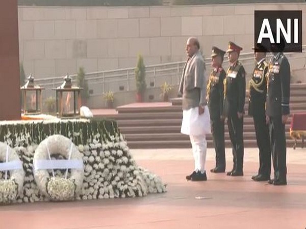   Defence Minister Rajnath Singh lays wreath at National War Memorial on Vijay Diwas