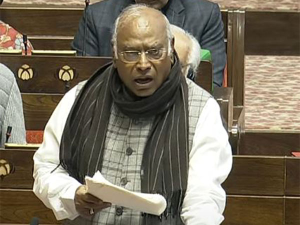 Kharge Accuses Modi of Twisting Nehru's Legacy